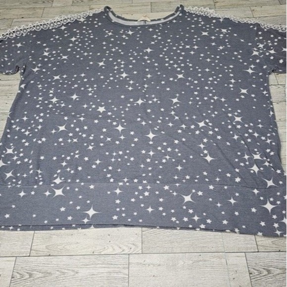 COMO Blu Women Grey and White Star print Cutout Sleeve Banded Waist Top, Size 2X - Picture 4 of 8